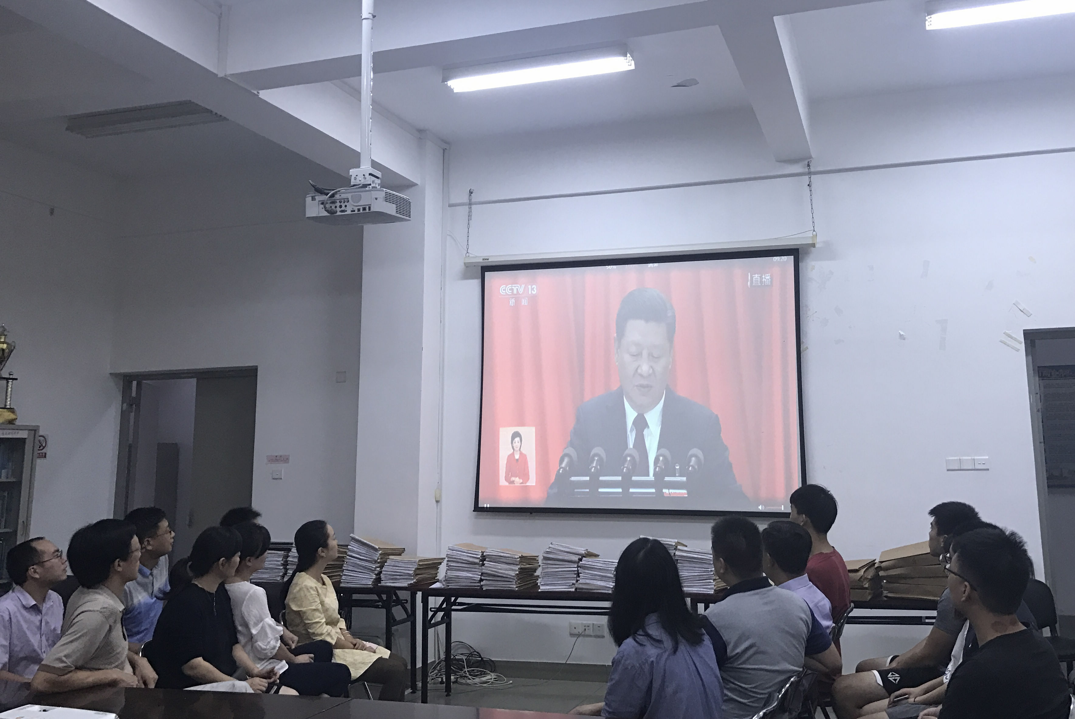 收看十九大开幕新闻.jpg
